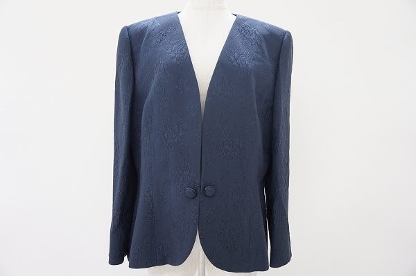 やさしい花柄がキレイなジュンアシダのノーカラージャケットをお譲りいただきました