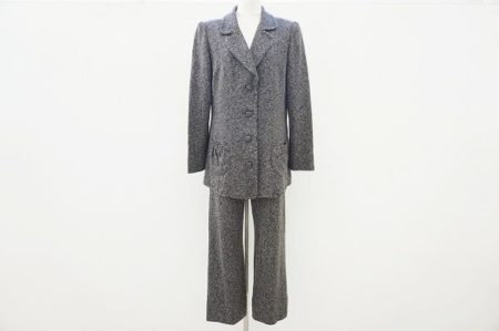 スーツとは思えない着心地の良さ、斉藤都世子のニットスーツを買取いたしました