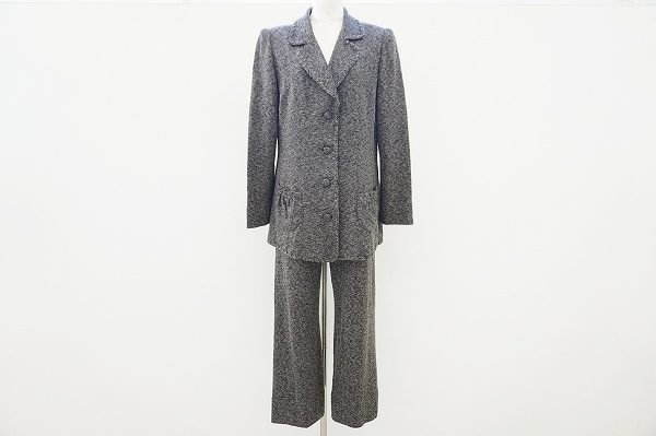 スーツとは思えない着心地の良さ、斉藤都世子のニットスーツを買取いたしました