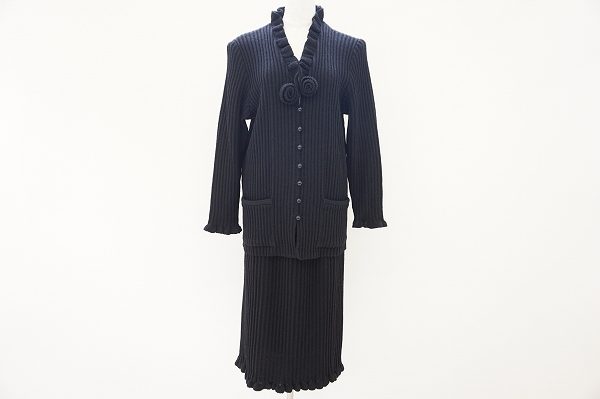 セットとしても単品でも着回しに重宝しそうな斉藤都世子のニットセットアップを買取いたしました