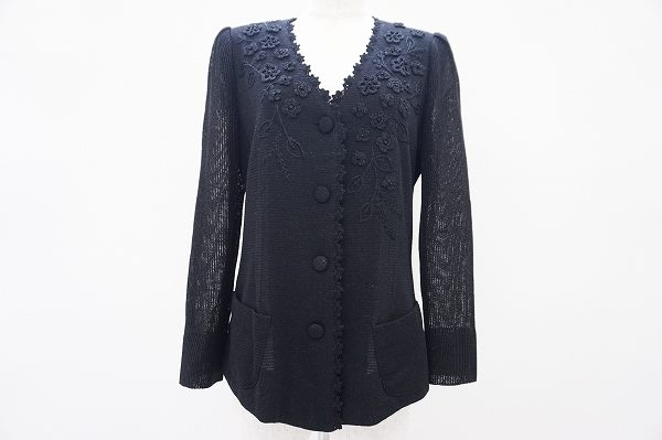 可憐な花々がそっと華やかな印象に、斉藤都世子のカーディガンを買取いたしました