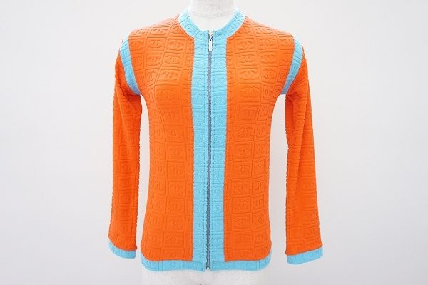 新鮮なカラーリングと着心地ややみつきに!シャネルのカーディガンを買取いたしました