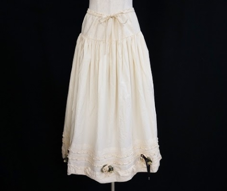 軽く柔らかなコットンに花刺繍とフリルを施しギャザーを上部に付けることでよりフェミニンな雰囲気のカネコイサオ KANEKO ISAOのクリーム色スカートを買取させて頂きました。