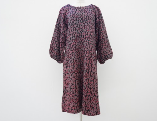 ランダムなサイズ感と落ち着いた色味のレオパードが斉藤都世子ならではのニットワンピースを買取させて頂きました。