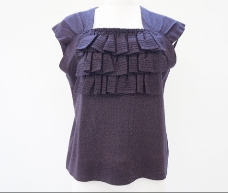 フリルが二の腕周りや胸元を可愛く体型カバーしてくれる斉藤都世子のカットソーを買取させて頂きました。