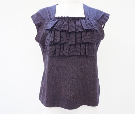 フリルが二の腕周りや胸元を可愛く体型カバーしてくれる斉藤都世子のカットソーを買取させて頂きました。