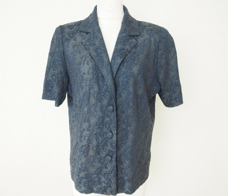 紺のコントラストを使った総柄デザインが素敵な斉藤都世子の半袖カーディガンを買取させて頂きました。