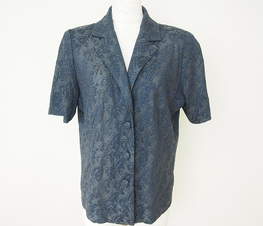 紺のコントラストを使った総柄デザインが素敵な斉藤都世子の半袖カーディガンを買取させて頂きました。