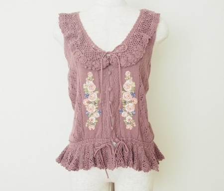 今シーズン人気のくすみパープルに刺繍や花柄、リボンなど女性の欲しい可愛いが全て詰まったピンクハウス PINKHOUSEのニットジレを買取させて頂きました。