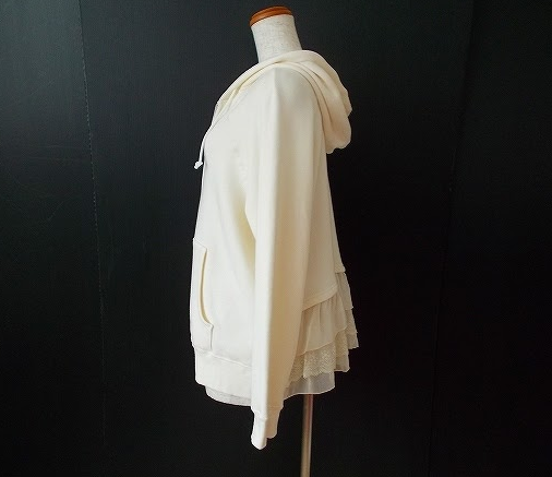 シンプルなオフホワイトにバックのフリルがひときわ可愛らしいピンクハウス PINKHOUSEのLサイズのパーカーを買取させて頂きました。