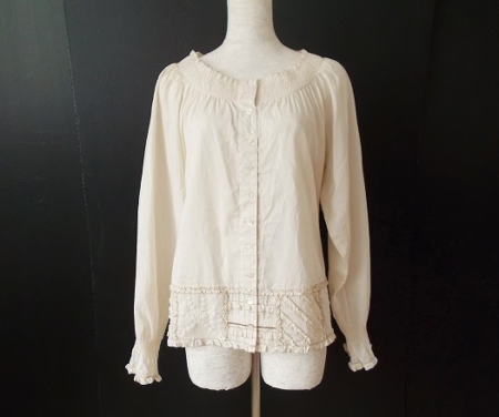 首周り、袖口、裾の細やかな刺繍が可憐なピンクハウス PINKHOUSEの生成りブラウスを買取させて頂きました。