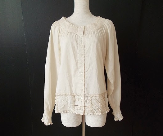 首周り、袖口、裾の細やかな刺繍が可憐なピンクハウス PINKHOUSEの生成りブラウスを買取させて頂きました。
