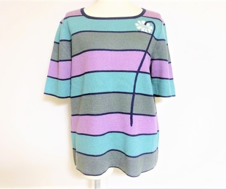 今シーズントレンドのくすみカラーの太目ボーダーが大人カジュアルな斉藤都世子のレディース用半袖セーターを買取させて頂きました。