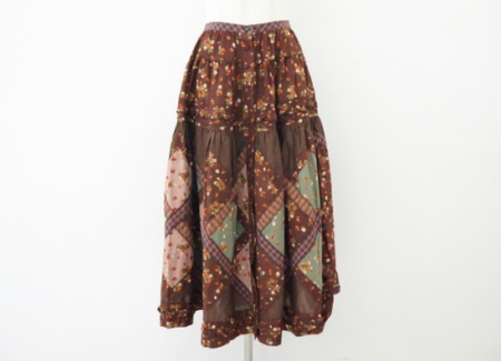 落ち着いたブラウンにチェックやいちご柄が甘過ぎないピンクハウスのスカートを買取させて頂きました。