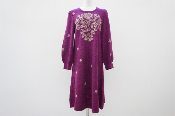 サッと羽織って女性らしいオシャレに、斉藤都世子のワンピース