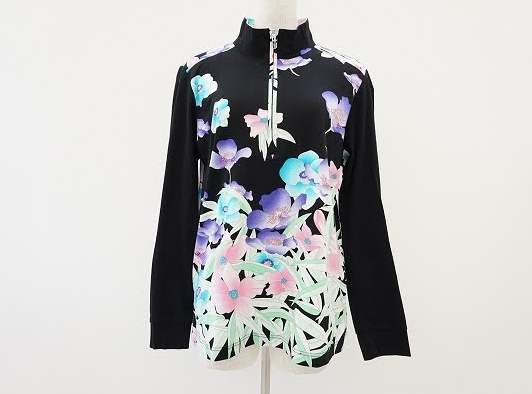 黒のスタンドカラー長袖ポロシャツに花柄が映え、 ジップアップデザインでレイヤードも楽しめる！ レオナール LEONARD SPORT