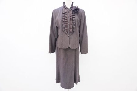 レリアンのフリルつきのディティールが素敵なスーツをお譲りいただきました