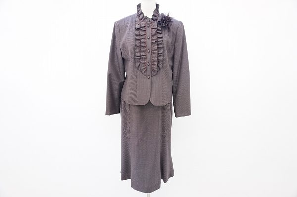 レリアンのフリルつきのディティールが素敵なスーツをお譲りいただきました