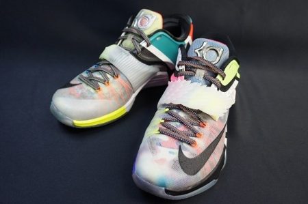 独特の色使いとグラフィックプリントがかっこいい！ナイキのスニーカーを買取いたしました