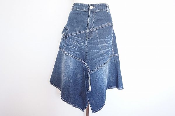 カッティングが斬新なキューブキューブセンソユニコのデニムスカートをお譲りいただきました