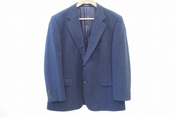 肌触りのよいカシミア製のアクアスキュータムのジャケットを買い取りました