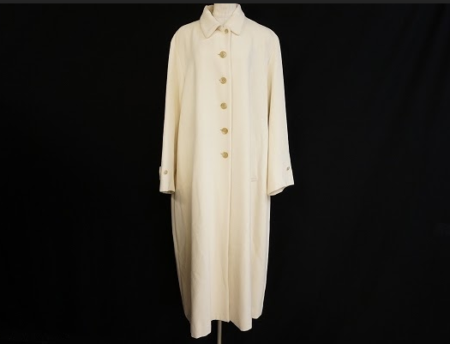 混じりけのない真っ白が冬のコーディネートを明るくしてくれるピンクハウス PINKHOUSEのロングコートを買取させて頂きました。