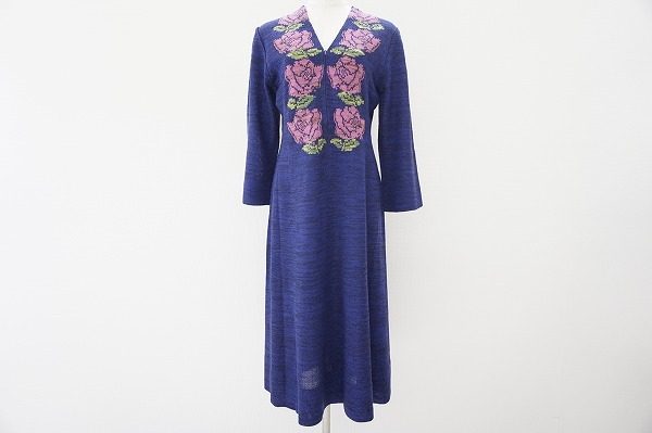 大胆なバラの首飾りデザインが目を惹く、斉藤都世子のワンピースを買取いたしました
