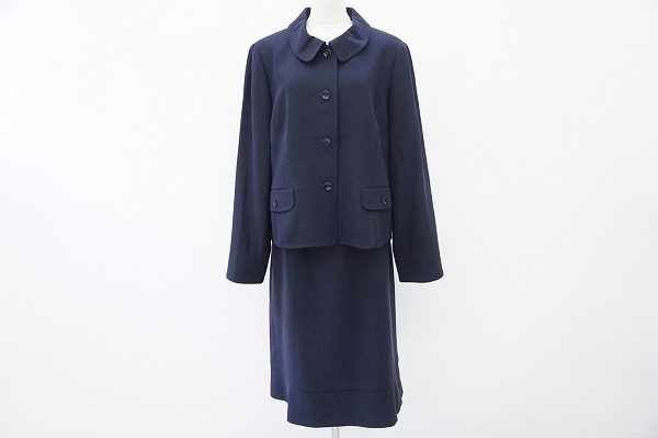 シルエットからやさしい雰囲気が漂うレリアンのスカートスーツを買い取りました