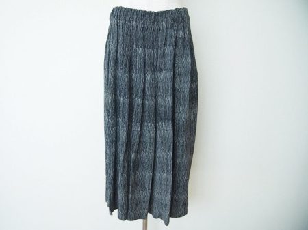 オシャレと着心地を両方手にする、コムデギャルソンのスカートを買取いたしました