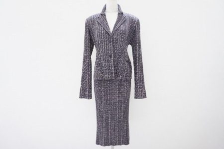 スッキリ女性らしいシルエットのプリーツプリーズのスーツを買取いたしました