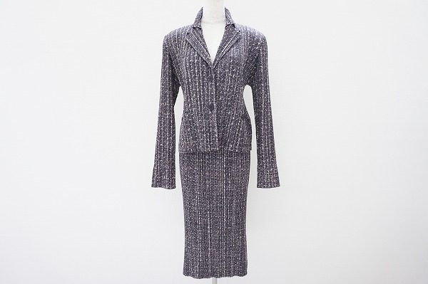 スッキリ女性らしいシルエットのプリーツプリーズのスーツを買取いたしました