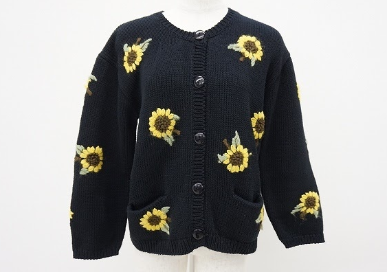 黒のシンプルなデザインに程よいサイズ感のひまわり柄刺繍が大人カジュアルなピンクハウス PINKHOUSEのニットカーディガンを買取させて頂きました。
