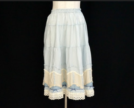 爽やかなライトブルーのティアードデザインが新品同様！ピンクハウスのスカートを買取させて頂きました。