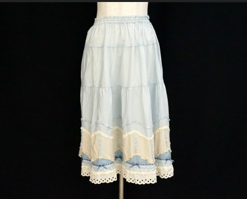 爽やかなライトブルーのティアードデザインが新品同様！ピンクハウスのスカートを買取させて頂きました。