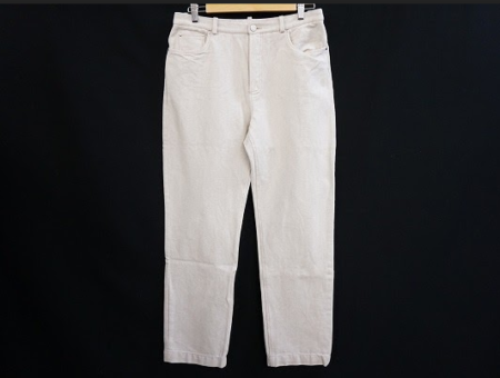 爽やかでいてどんな色味のトップス、アウターとも相性抜群の万能ボトムス！エルメス HERMESのメンズ用オフホワイトパンツを買取させて頂きました。