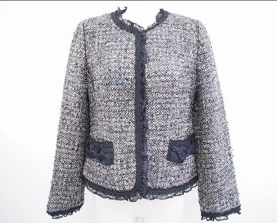 濃紺で普段のコーディネートにもお洒落着としても使い易いタグ付き新品同様のピンクハウス PINKHOUSEのツィードノーカラージャケットを買取させて頂きました。