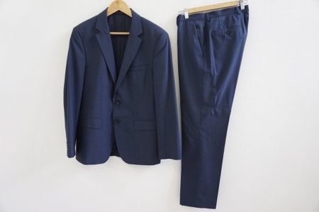 大人の色気が感じられるヒューゴボスの濃紺スーツを買い取りました
