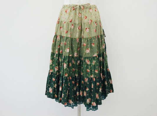 緑のグラデーションに花柄が映えるピンクハウス PINKHOUSEのティアードスカートを買取させて頂きました。