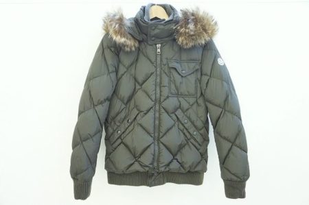 軽やかな着心地で人気のモンクレールのダウンジャケットをお譲りいただきました