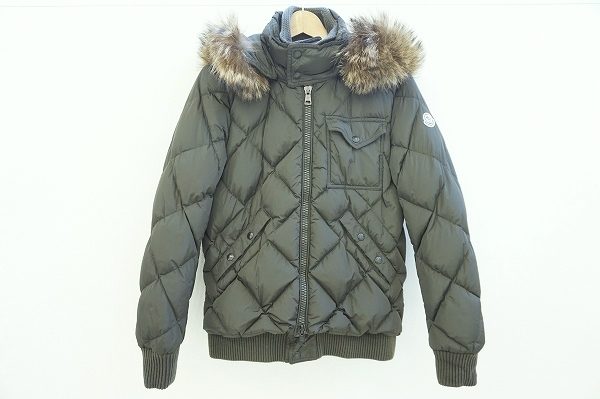 軽やかな着心地で人気のモンクレールのダウンジャケットをお譲りいただきました