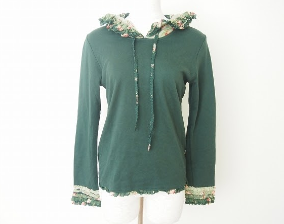 さり気ない花柄やフリルのアクセントで大人でも取り入れ易い!ピンクハウスのフード付きカットソーを買取させて頂きました。