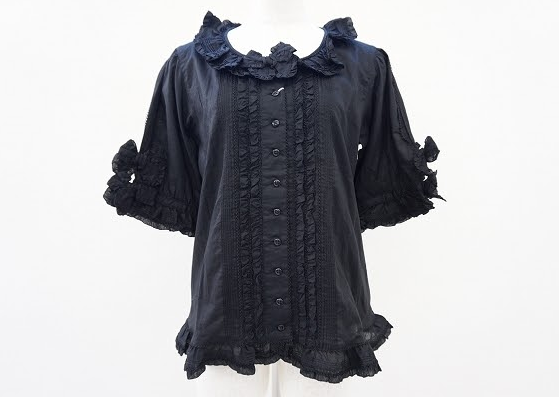 黒にフリルやレースにリボンだから甘過ぎず丁度良いピンクハウスの新品同様半袖ブラウスを買取させて頂きました。