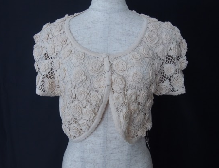 新品同様！合わせ易いベージュに花の刺繡がコーディネートに立体感を与えてくれるピンクハウスのボレロを買取させて頂きました。