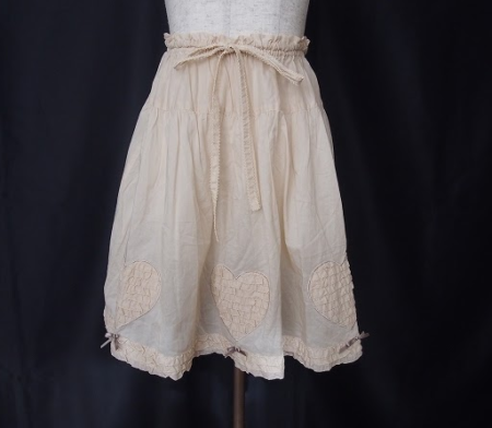 コーディネートし易いベージュカラーにハートやレース、フロントの大き目リボンがピンクハウス PINKHOUSEらしい！スカートを買取させて頂きました。