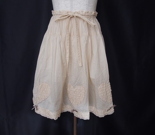 コーディネートし易いベージュカラーにハートやレース、フロントの大き目リボンがピンクハウス PINKHOUSEらしい！スカートを買取させて頂きました。