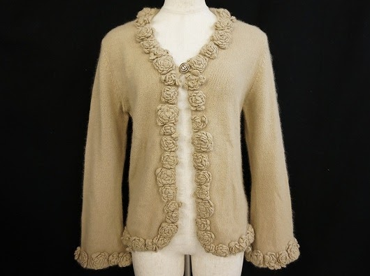 コーディネートし易い薄い茶色のワントーンに立体的な花モチーフがフェミニンなカネコイサオ KANEKO ISAOのアンゴラ混カーディガンを買取させて頂きました。