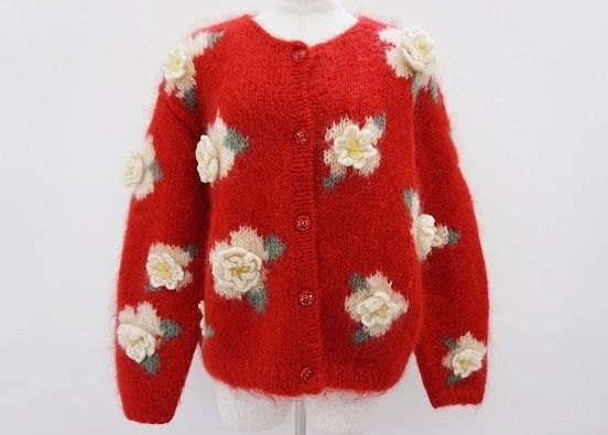 赤のモヘヤ混の華やかで鮮やかなカラーに白い花モチーフのコントラストが冬のコーディネートを彩るピンクハウス PINKHOUSEのカーディガンを買取させて頂きました。