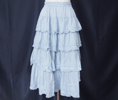 爽やかで軽やかなライトブルーとフリルが相性抜群でフェミニンなピンクハウス PINKHOUSEのスカートを買取させて頂きました。