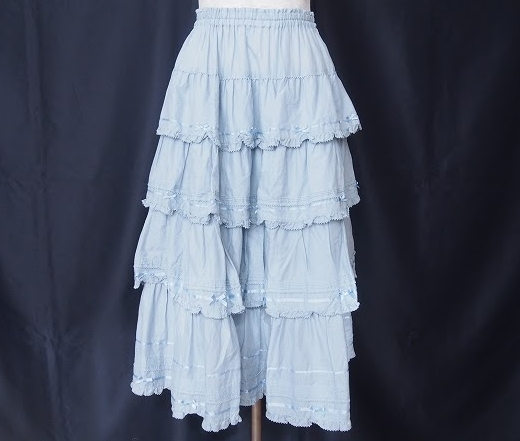 爽やかで軽やかなライトブルーとフリルが相性抜群でフェミニンなピンクハウス PINKHOUSEのスカートを買取させて頂きました。