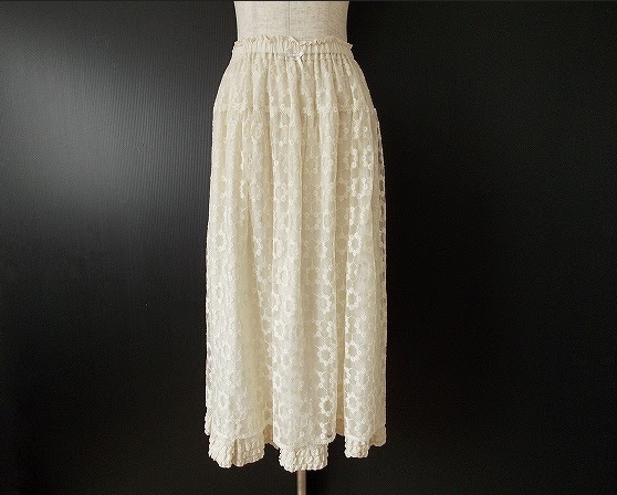真っ白な花柄レースが繊細で美しい装いに！ピンクハウスの美品レーススカートを買取させて頂きました。